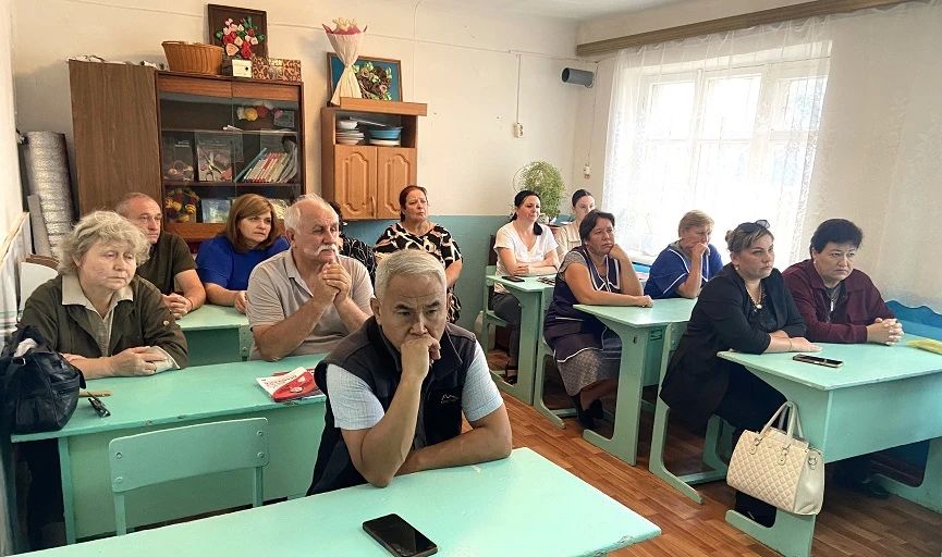 15 сентября депутат Народного Хурала (Парламента) Республики Калмыкия, председатель комитета по законодательству, государственному строительству, местному самоуправлению и противодействию коррупции Петр Эрендженов провел... 15 сентября депутат Народного Хурала (Парламента) Республики Калмыкия, председатель комитета по законодательству, государственному строительству, местному самоуправлению и противодействию коррупции Петр Эрендженов провел...