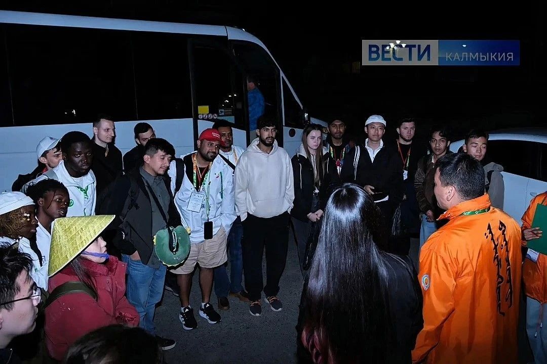 В Калмыкию прибыли участники международного фестиваля молодежи Это более двадцати молодежных лидеров из государств ближнего и дальнего зарубежья. Они примут участие в проекте Росмолодёжи «Больше, чем путешествие». В степной... В Калмыкию прибыли участники международного фестиваля молодежи Это более двадцати молодежных лидеров из государств ближнего и дальнего зарубежья. Они примут участие в проекте Росмолодёжи «Больше, чем путешествие». В степной...