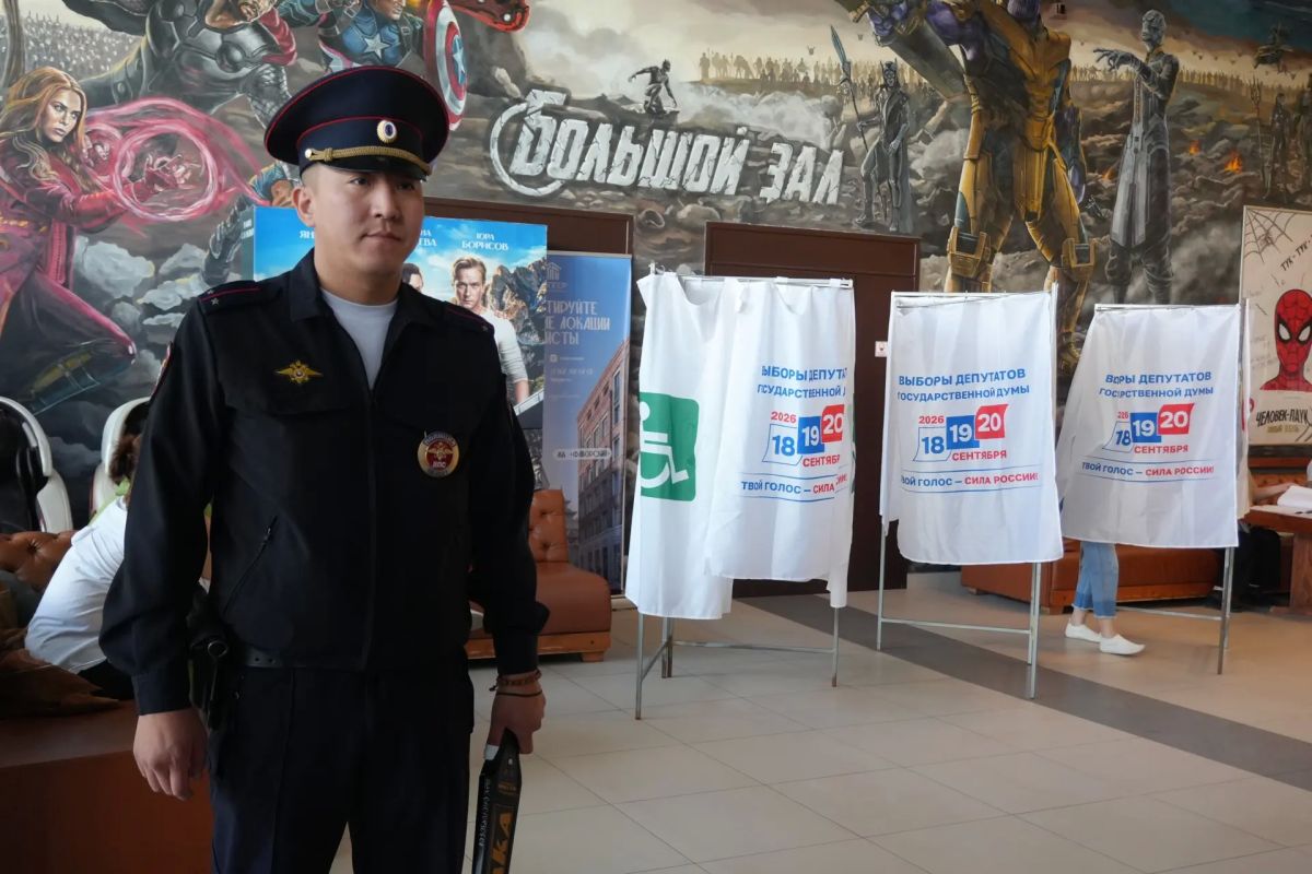 Министр внутренних дел по Республике Калмыкия генерал-майор полиции Дмитрий Григорьев проверил несение службы нарядами полиции на избирательных участках города Министр внутренних дел по Республике Калмыкия генерал-майор полиции Дмитрий Григорьев проверил несение службы нарядами полиции на избирательных участках города