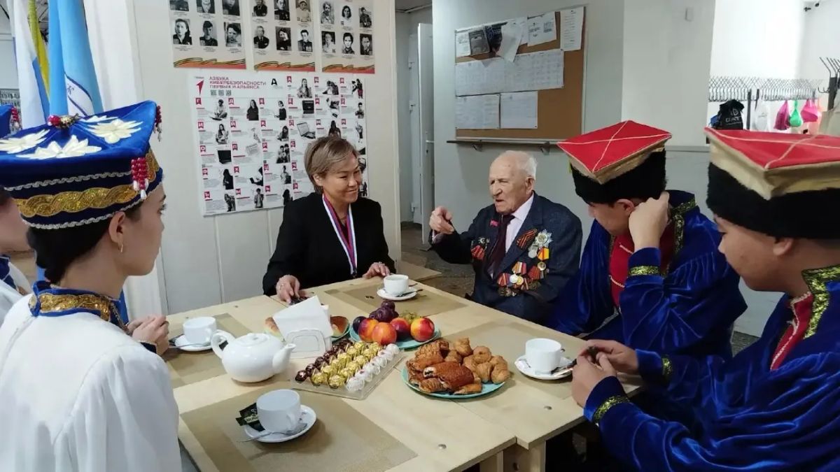 На избирательном участке №24 для почетного гостя создали по-настоящему теплую атмосферу На избирательном участке №24 для почетного гостя создали по-настоящему теплую атмосферу
