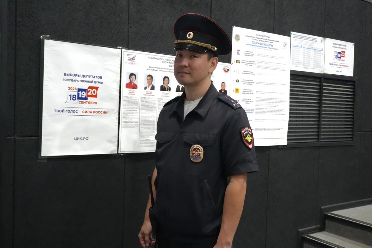 Министр внутренних дел по Республике Калмыкия генерал-майор полиции Дмитрий Григорьев проверил несение службы нарядами полиции на избирательных участках города Министр внутренних дел по Республике Калмыкия генерал-майор полиции Дмитрий Григорьев проверил несение службы нарядами полиции на избирательных участках города