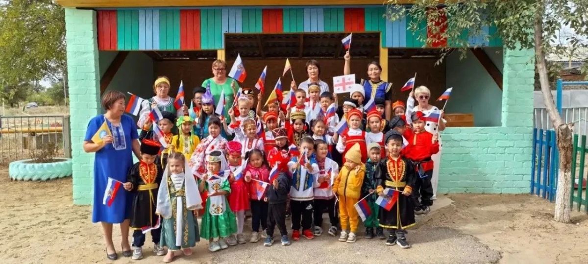 Единство начинается с доброго слова, улыбки и общего дела! Даже если тебе всего пять лет В детском саду «Солнышко» в Малых Дербетах прошел флешмоб в честь Года единства народов России. Малыши дефилировали в национальных... Единство начинается с доброго слова, улыбки и общего дела! Даже если тебе всего пять лет В детском саду «Солнышко» в Малых Дербетах прошел флешмоб в честь Года единства народов России. Малыши дефилировали в национальных...