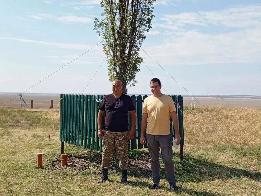 На памятнике природы «Одинокий тополь» провели уход за саженцем дуба На памятнике природы «Одинокий тополь» провели уход за саженцем дуба