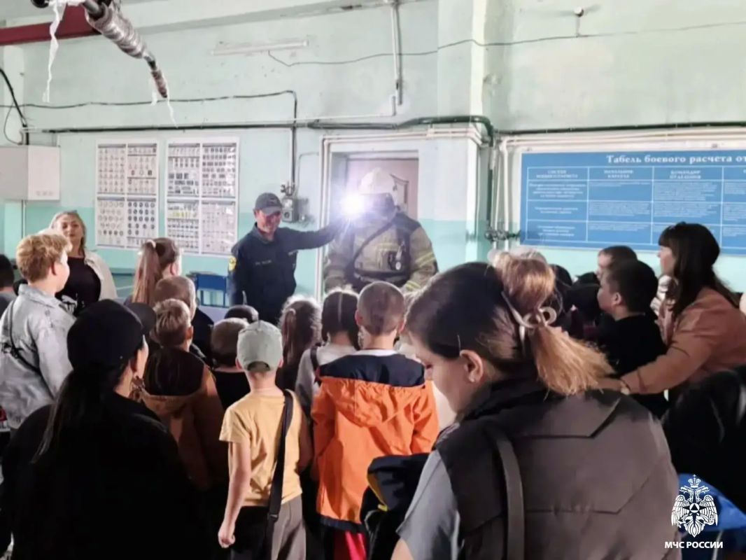 В гостях у огнеборцев: малодербетовские школьники побывали в пожарной части В гостях у огнеборцев: малодербетовские школьники побывали в пожарной части