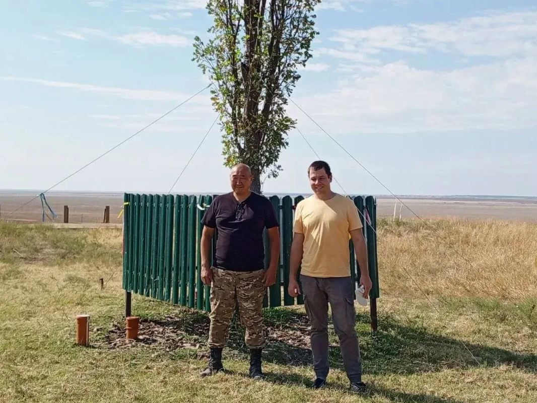 Молодому дубу у «Одинокого тополя» помогли адаптироваться к условиям калмыцкой степи Молодому дубу у «Одинокого тополя» помогли адаптироваться к условиям калмыцкой степи