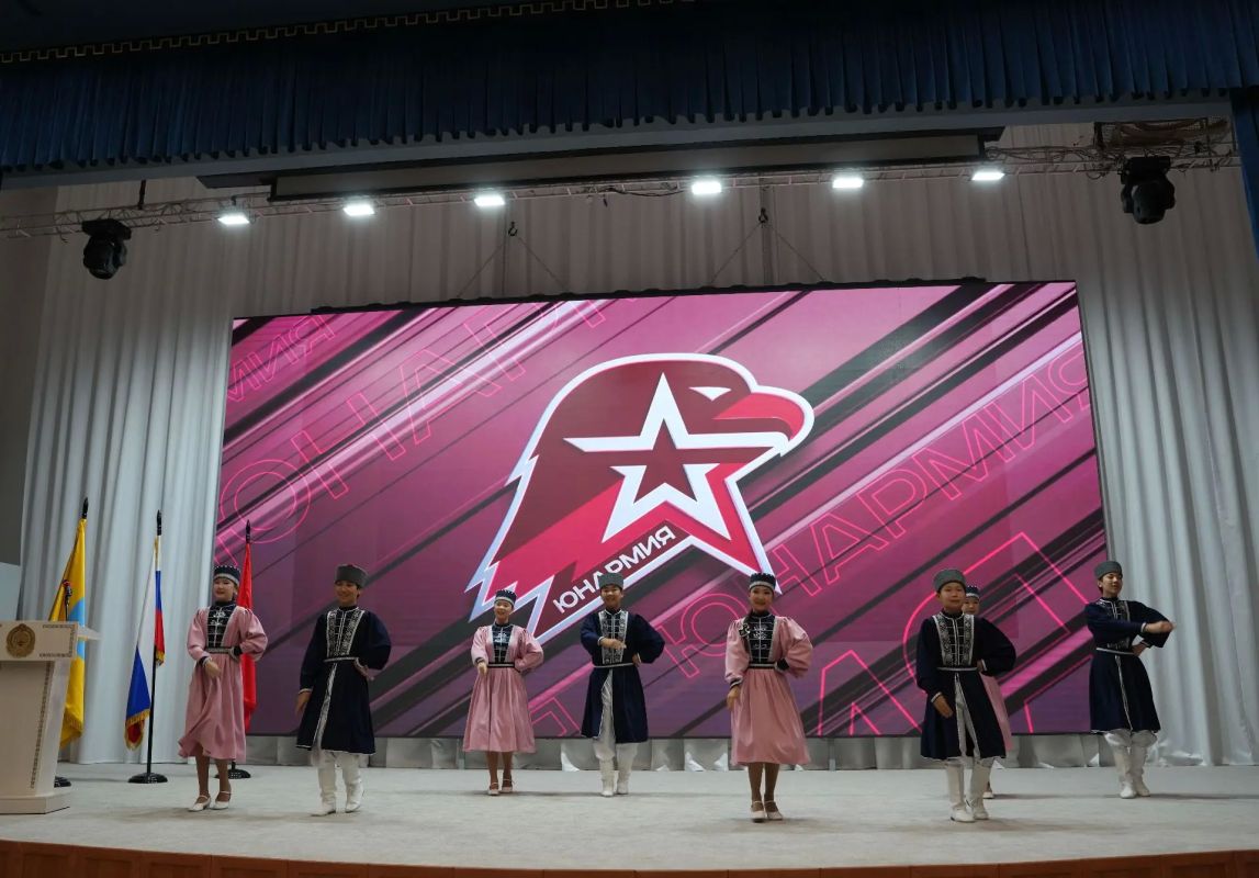 Председатель Народного Хурала (Парламента) Республики Калмыкия Артем Михайлов поздравил юнармейцев региона с 10-летием Всероссийского детско-юношеского военно-патриотического общественного движения «ЮНАРМИЯ» Председатель Народного Хурала (Парламента) Республики Калмыкия Артем Михайлов поздравил юнармейцев региона с 10-летием Всероссийского детско-юношеского военно-патриотического общественного движения «ЮНАРМИЯ»