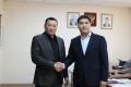 Арслан Мушараев встретился с главным врачом Республиканской стоматологической поликлиники Владиславом Самхаевым, который недавно вернулся из зоны проведения СВО