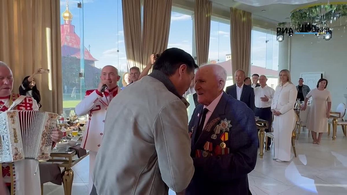 Лично поздравить Петра Леонтьевича приехал Глава Калмыкии Бату Хасиков