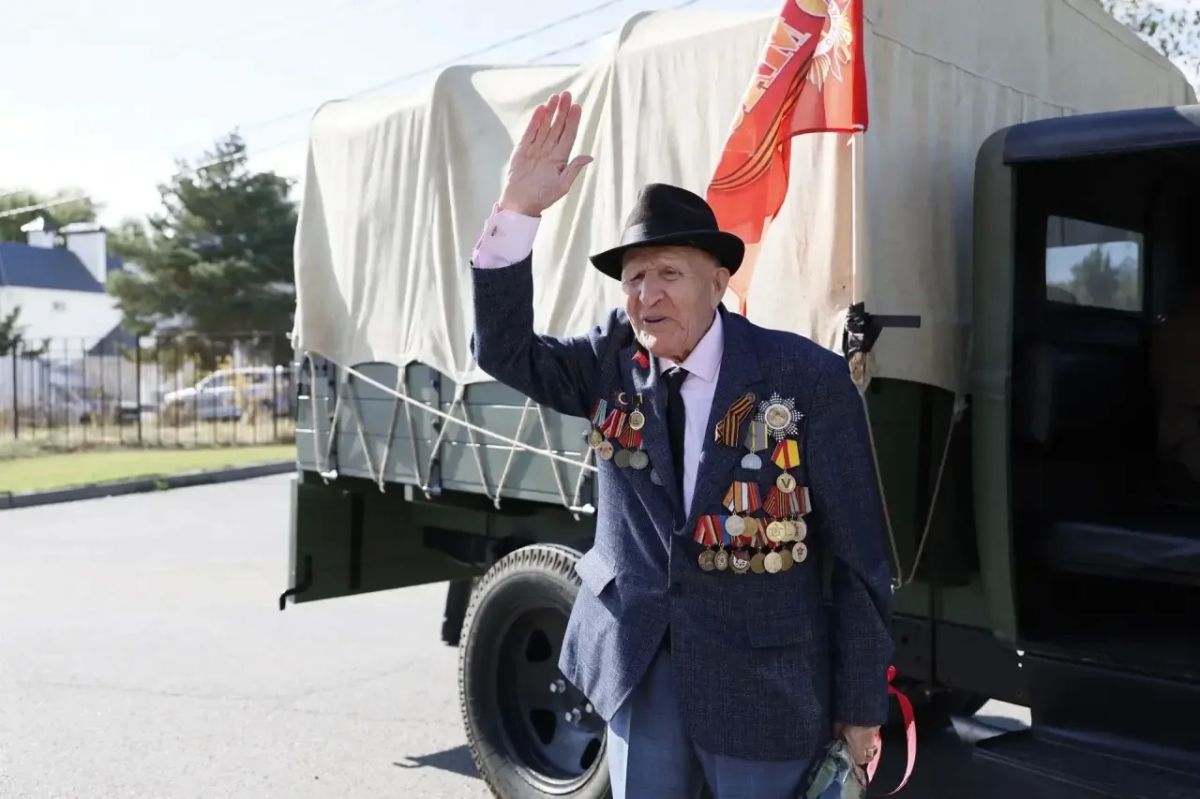 Бату Хасиков: Поздравил со 101-летием нашего дорогого ветерана Великой Отечественной войны Петра Леонтьевича Леонтьева Бату Хасиков: Поздравил со 101-летием нашего дорогого ветерана Великой Отечественной войны Петра Леонтьевича Леонтьева