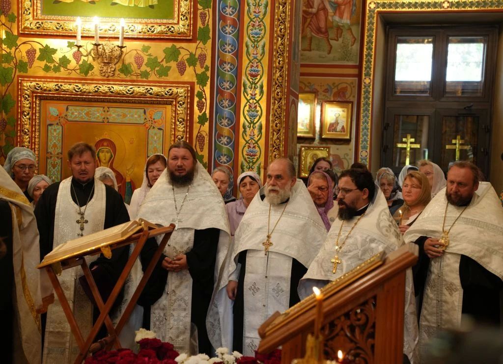 Сегодня в Казанском кафедральном соборе г. Элисты состоялись похороны первого правящего архиерея Элистинской и Калмыцкой епархии, архиепископа Зосимы Сегодня в Казанском кафедральном соборе г. Элисты состоялись похороны первого правящего архиерея Элистинской и Калмыцкой епархии, архиепископа Зосимы
