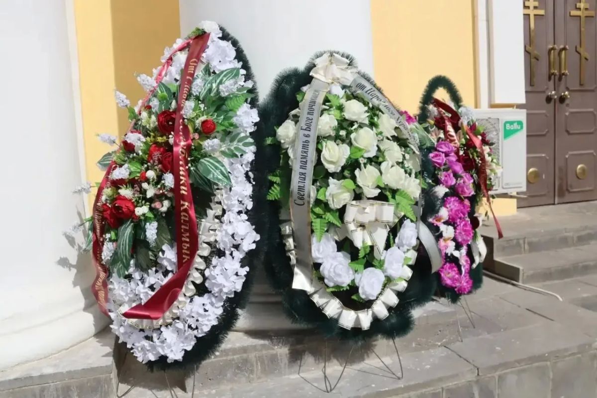 Элиста провожает в последний путь архиепископа Зосиму Элиста провожает в последний путь архиепископа Зосиму