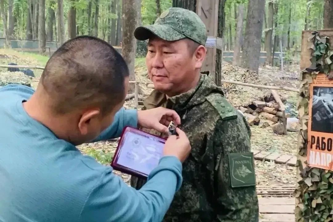На передовой наградили троих военнослужащих из Калмыкии На передовой наградили троих военнослужащих из Калмыкии