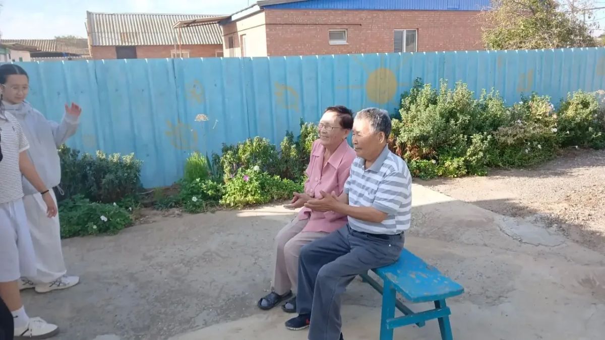 Теплая встреча ко Дню пожилых людей Теплая встреча ко Дню пожилых людей