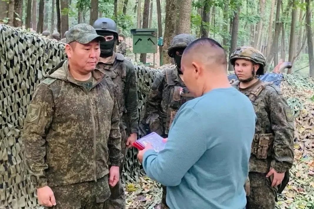 Бату Хасиков: На передовой вручили награды нашим землякам на Северном направлении – воинам, которые проявили мужество и профессионализм в ходе боевых действий Бату Хасиков: На передовой вручили награды нашим землякам на Северном направлении – воинам, которые проявили мужество и профессионализм в ходе боевых действий