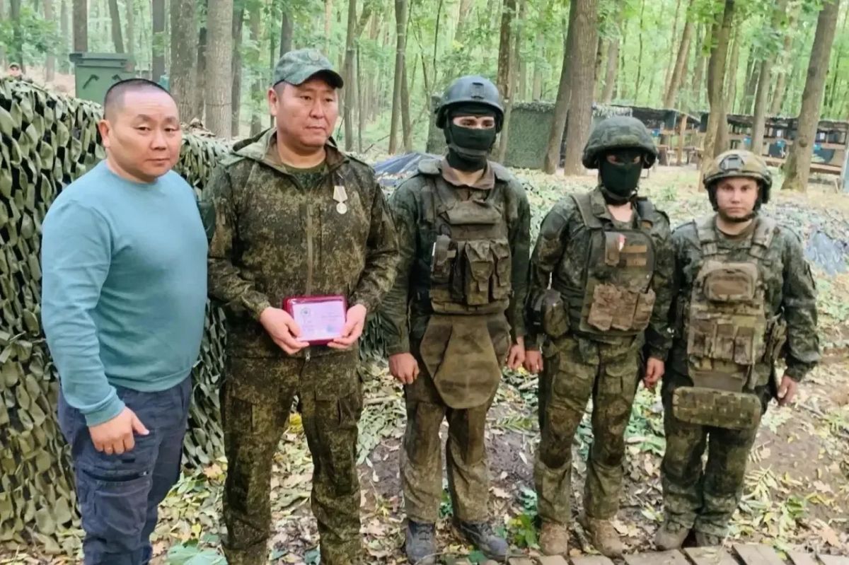 Бату Хасиков: На передовой вручили награды нашим землякам на Северном направлении – воинам, которые проявили мужество и профессионализм в ходе боевых действий Бату Хасиков: На передовой вручили награды нашим землякам на Северном направлении – воинам, которые проявили мужество и профессионализм в ходе боевых действий