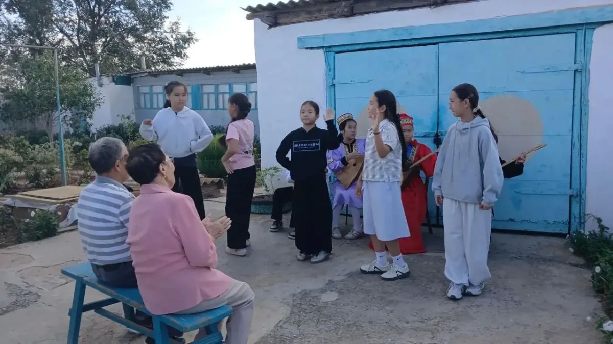 Теплая встреча ко Дню пожилых людей Теплая встреча ко Дню пожилых людей
