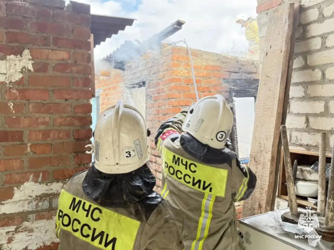 В Городовиковске потушили возгорание хозяйственной постройки