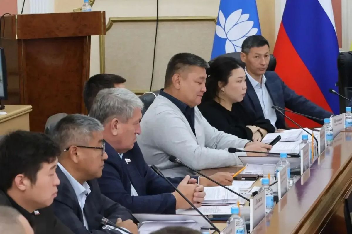 В Элисте проходит очередное заседание городского собрания В Элисте проходит очередное заседание городского собрания