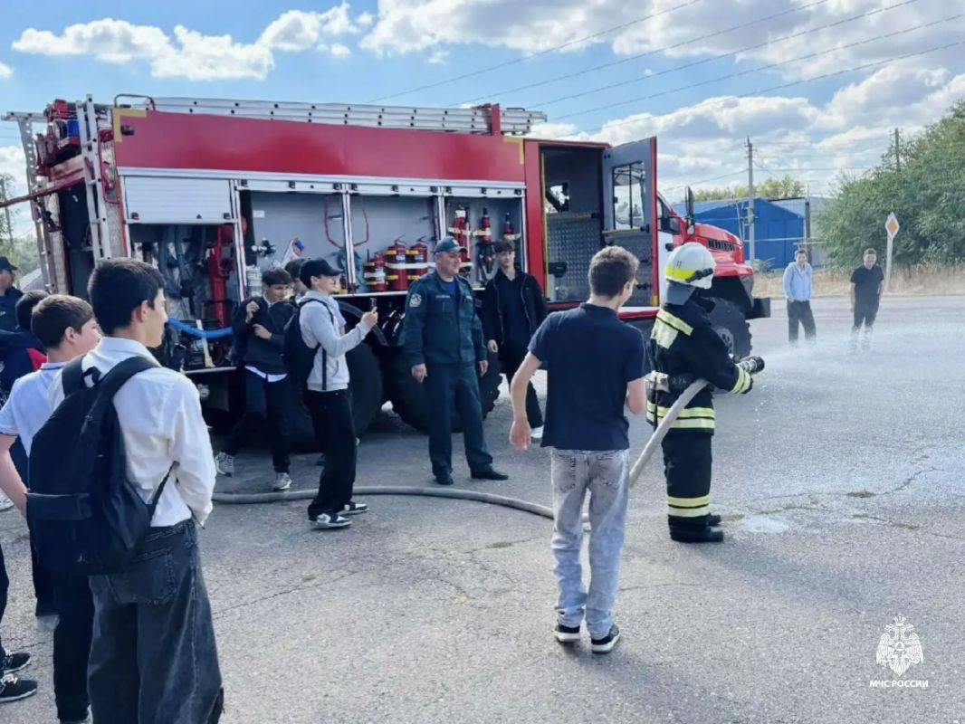 В гостях у огнеборцев: экскурсии в пожарно-спасательные части продолжаются В гостях у огнеборцев: экскурсии в пожарно-спасательные части продолжаются