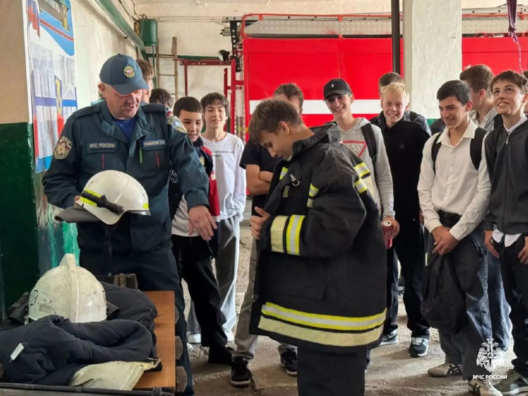 В гостях у огнеборцев: экскурсии в пожарно-спасательные части продолжаются В гостях у огнеборцев: экскурсии в пожарно-спасательные части продолжаются