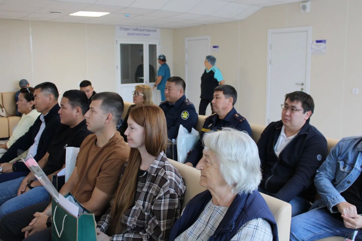 В Элисте наградили почётных доноров России В Элисте наградили почётных доноров России