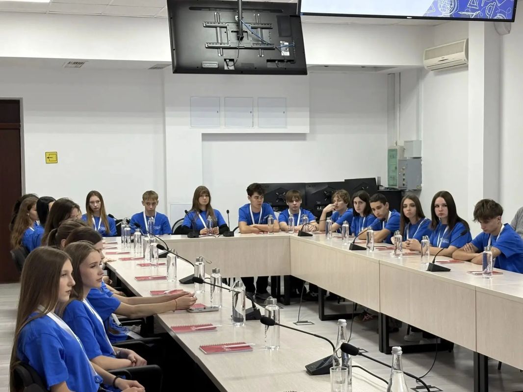 В Элисту приехали 25 ребят из города Ровеньки Луганской Народной Республики - они стали участниками федерального проекта «Университетские смены» В Элисту приехали 25 ребят из города Ровеньки Луганской Народной Республики - они стали участниками федерального проекта «Университетские смены»