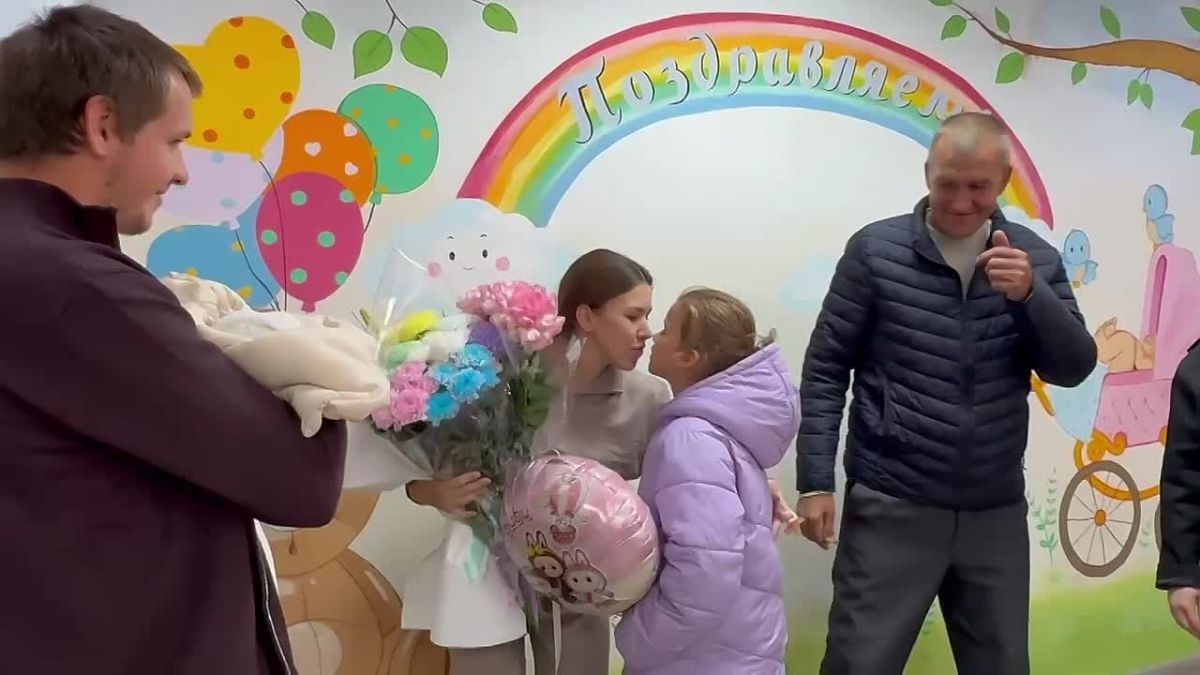 Даже в воскресенье в нашем Перинатальном центре кипит жизнь! Сегодня зал для выписки наполнился радостью, улыбками и самыми тёплыми объятиями!