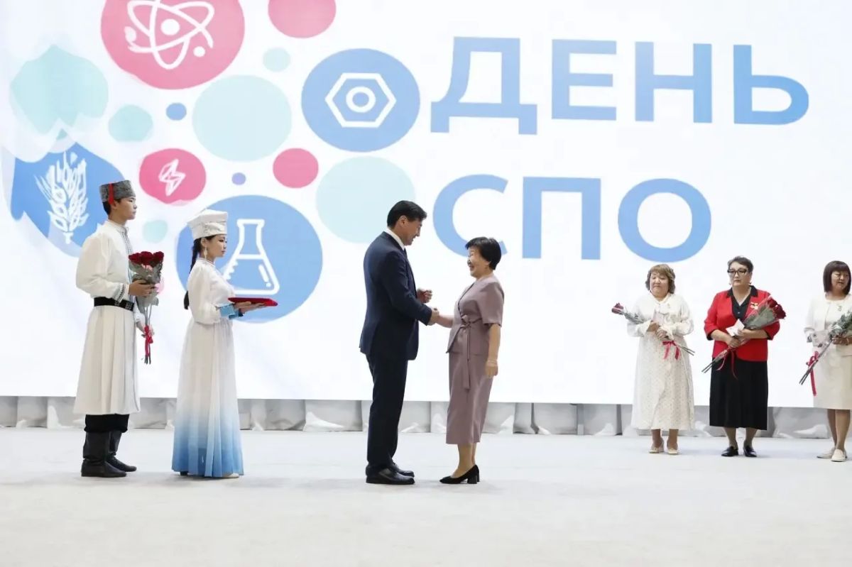 Бату Хасиков: Уважаемые учителя, работники образования и ветераны педагогического труда Калмыкии! Поздравляю вас с профессиональным праздником! Бату Хасиков: Уважаемые учителя, работники образования и ветераны педагогического труда Калмыкии! Поздравляю вас с профессиональным праздником!