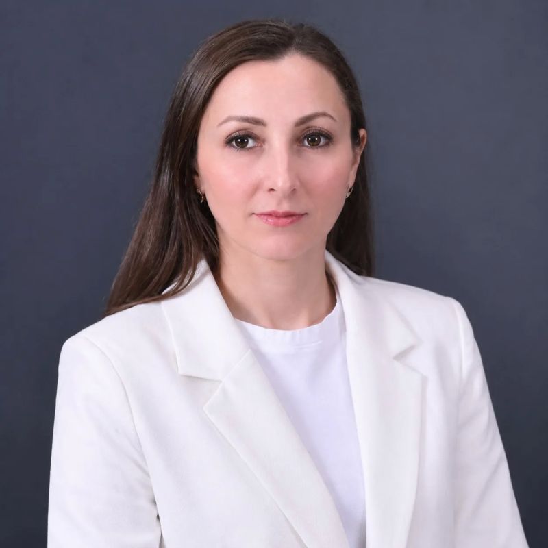 В рамках празднования Дня учителя запускаем рубрику «Учитель, перед именем твоим…» и рассказываем истории сотрудников о тех, кто когда-то указал им жизненный путь