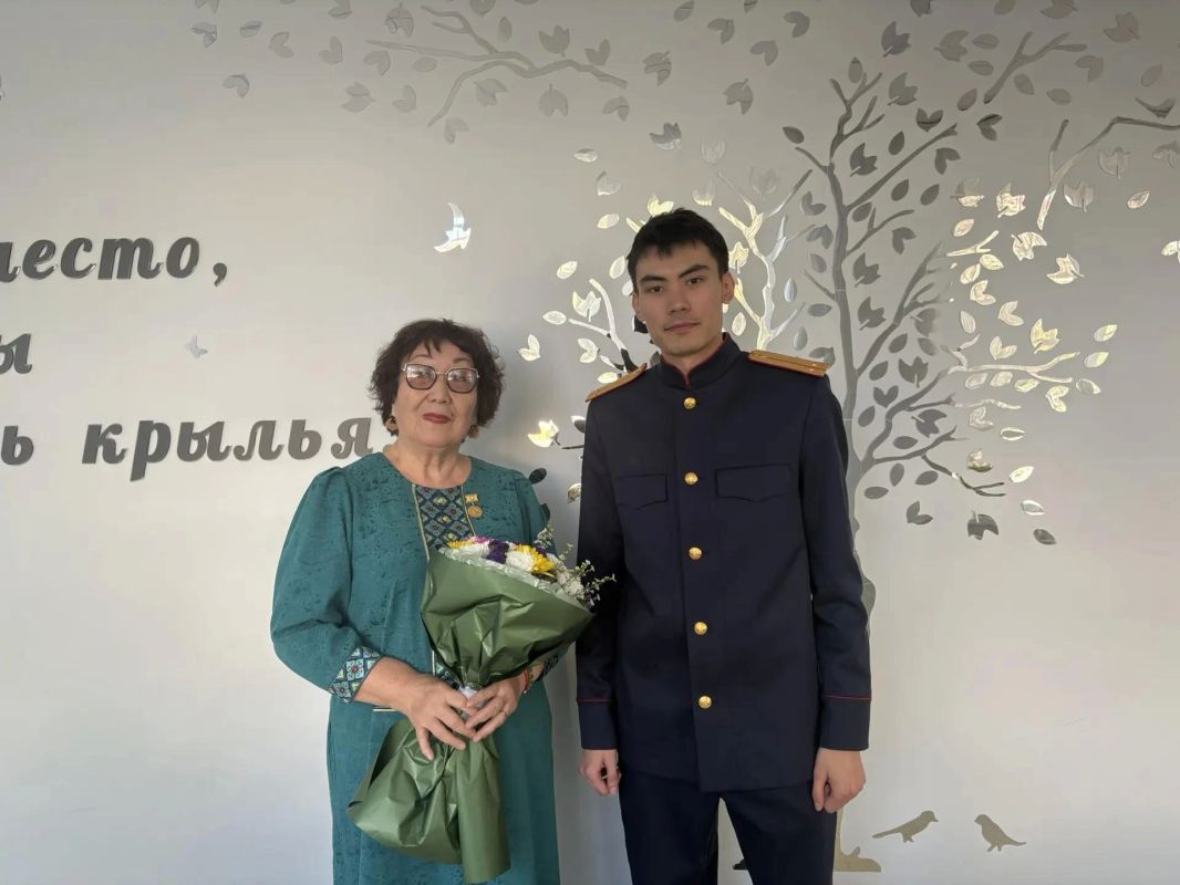 В День учителя сотрудники следственного управления выражают слова признательности своим школьным учителям
