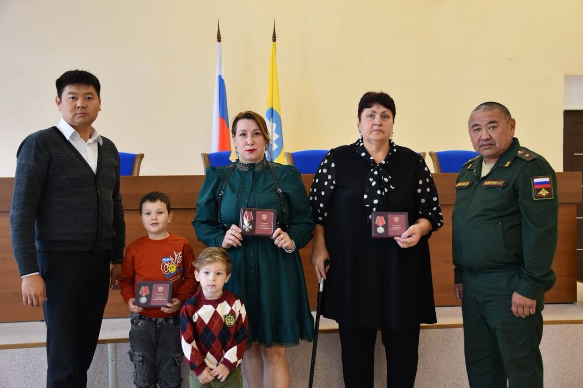 Семьям погибших участников СВО из Городовиковского района передали государственные награды
