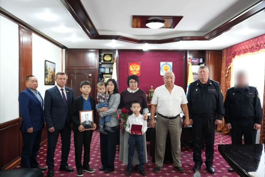 В кабинете Председателя Народного Хурала (Парламента) Республики Калмыкия Артема Михайлова состоялась церемония вручения Ордена Мужества семье Багаева Батра Геннадьевича, удостоенного высокой российской награды (посмертно) В кабинете Председателя Народного Хурала (Парламента) Республики Калмыкия Артема Михайлова состоялась церемония вручения Ордена Мужества семье Багаева Батра Геннадьевича, удостоенного высокой российской награды (посмертно)