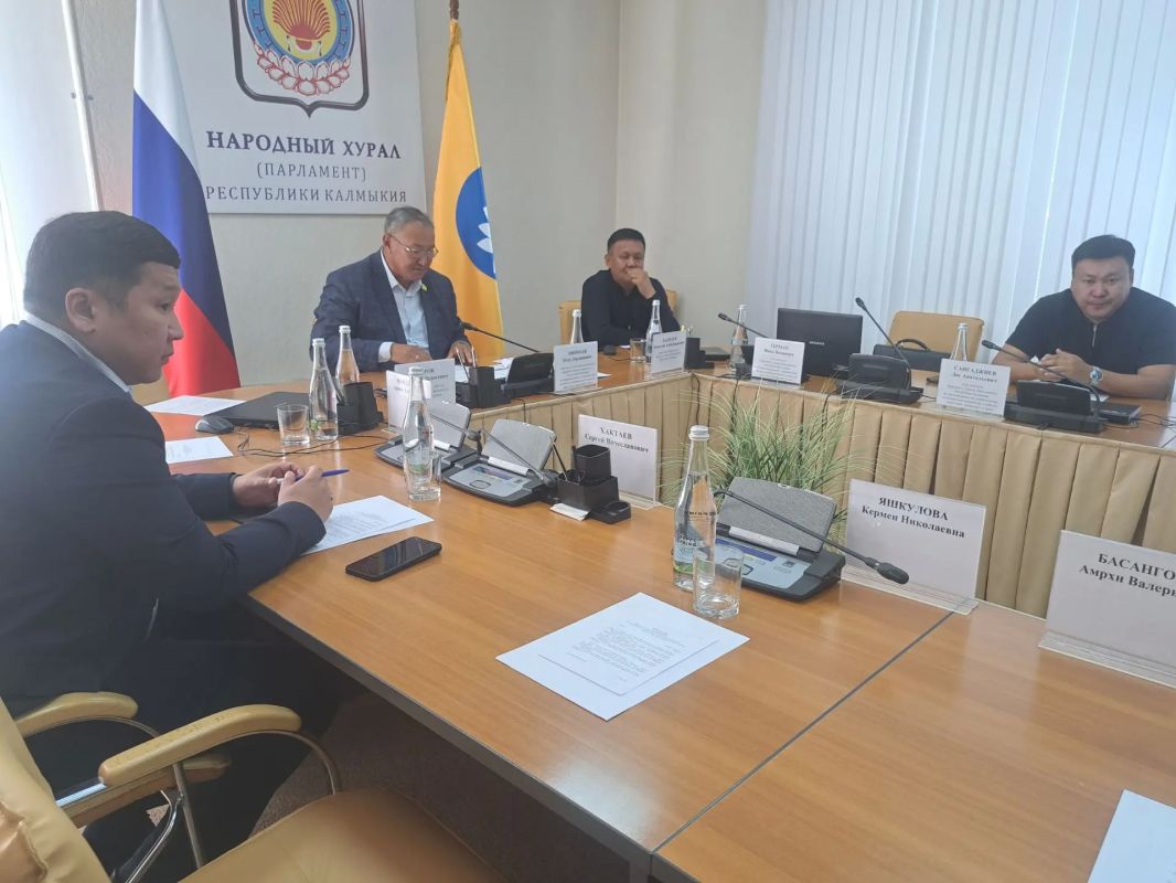 Под председательством Олега Пюрбеева состоялось заседание комитета по промышленности, строительству, жилищно-коммунальному хозяйству, энергетике, транспорту и связи Народного Хурала (Парламента) Республики Калмыкия