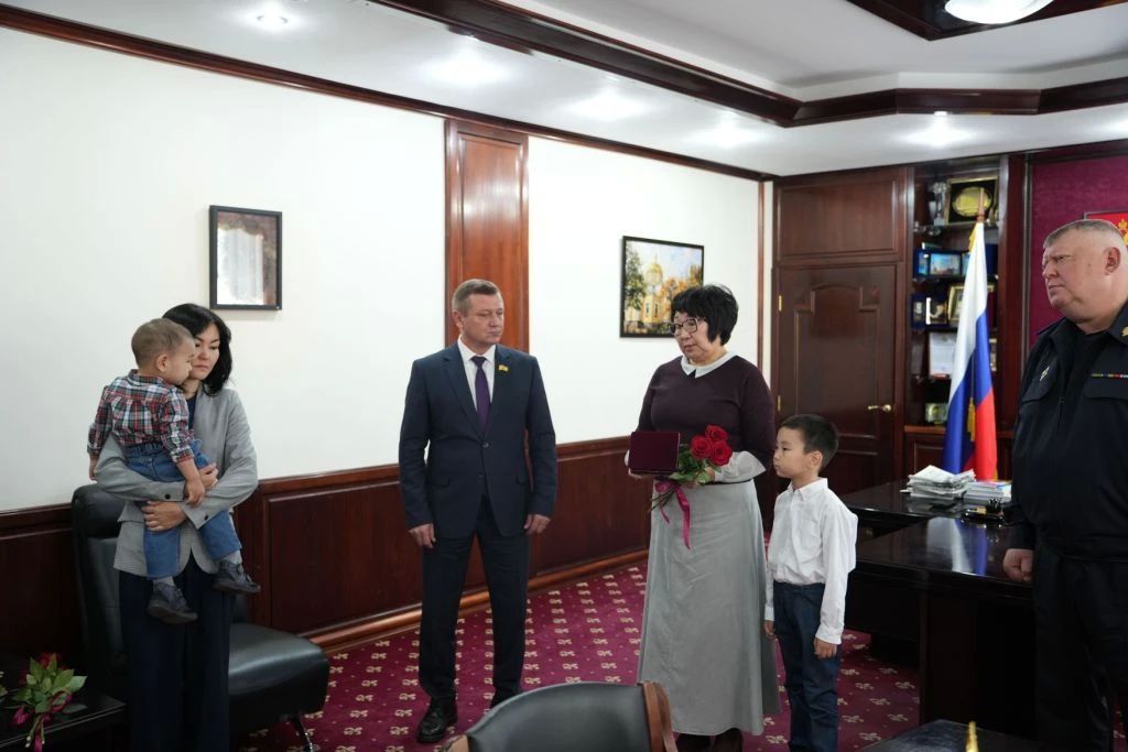 В кабинете Председателя Народного Хурала (Парламента) Республики Калмыкия Артема Михайлова состоялась церемония вручения Ордена Мужества семье Багаева Батра Геннадьевича, удостоенного высокой российской награды (посмертно) В кабинете Председателя Народного Хурала (Парламента) Республики Калмыкия Артема Михайлова состоялась церемония вручения Ордена Мужества семье Багаева Батра Геннадьевича, удостоенного высокой российской награды (посмертно)