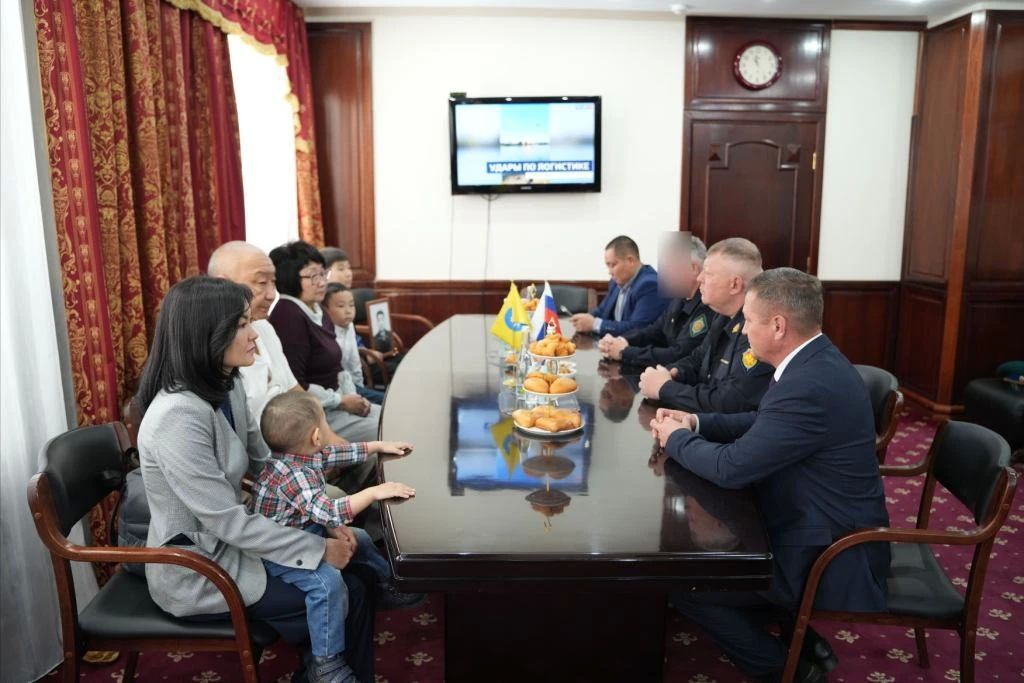 В кабинете Председателя Народного Хурала (Парламента) Республики Калмыкия Артема Михайлова состоялась церемония вручения Ордена Мужества семье Багаева Батра Геннадьевича, удостоенного высокой российской награды (посмертно) В кабинете Председателя Народного Хурала (Парламента) Республики Калмыкия Артема Михайлова состоялась церемония вручения Ордена Мужества семье Багаева Батра Геннадьевича, удостоенного высокой российской награды (посмертно)