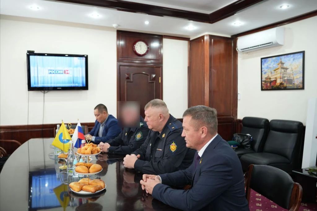 В кабинете Председателя Народного Хурала (Парламента) Республики Калмыкия Артема Михайлова состоялась церемония вручения Ордена Мужества семье Багаева Батра Геннадьевича, удостоенного высокой российской награды (посмертно) В кабинете Председателя Народного Хурала (Парламента) Республики Калмыкия Артема Михайлова состоялась церемония вручения Ордена Мужества семье Багаева Батра Геннадьевича, удостоенного высокой российской награды (посмертно)