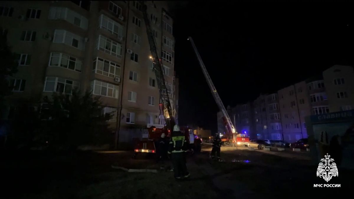 В эти минуты силы и средства элистинского пожарно-спасательного гарнизона ликвидируют возгорание квартиры на 7-ом этаже в многоэтажном жилом доме в 9 мкр