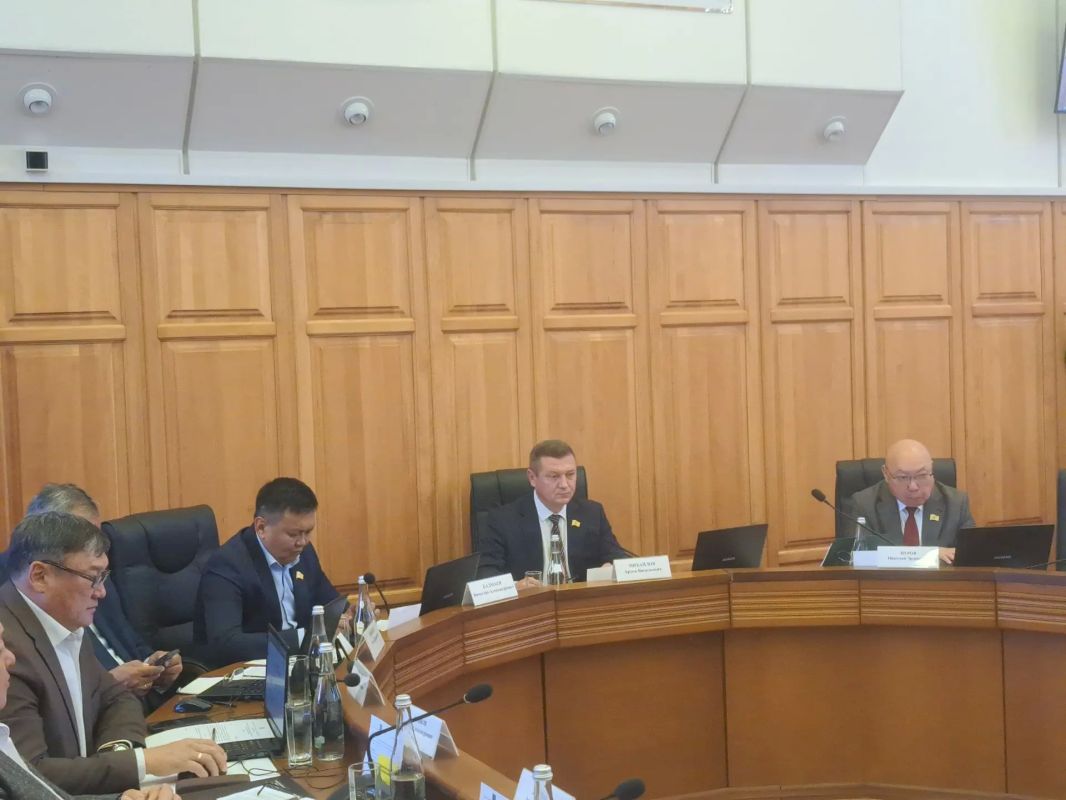 Перед началом работы сессии спикер Народного Хурала (Парламента) Республики Калмыкия Артем Михайлов поздравил Михаила Богатова с избранием в депутаты Государственной Думы ФС РФ, отметив его конструктивную работу в качестве...