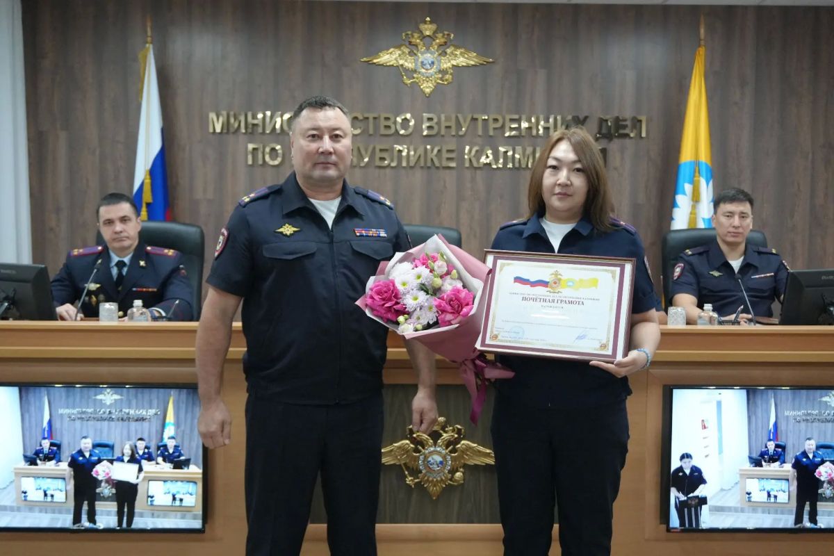 Сегодня на рабочем совещании поздравили сотрудников и ветеранов ведомства с Днём образования уголовного розыска и штабных подразделений в системе МВД России Сегодня на рабочем совещании поздравили сотрудников и ветеранов ведомства с Днём образования уголовного розыска и штабных подразделений в системе МВД России