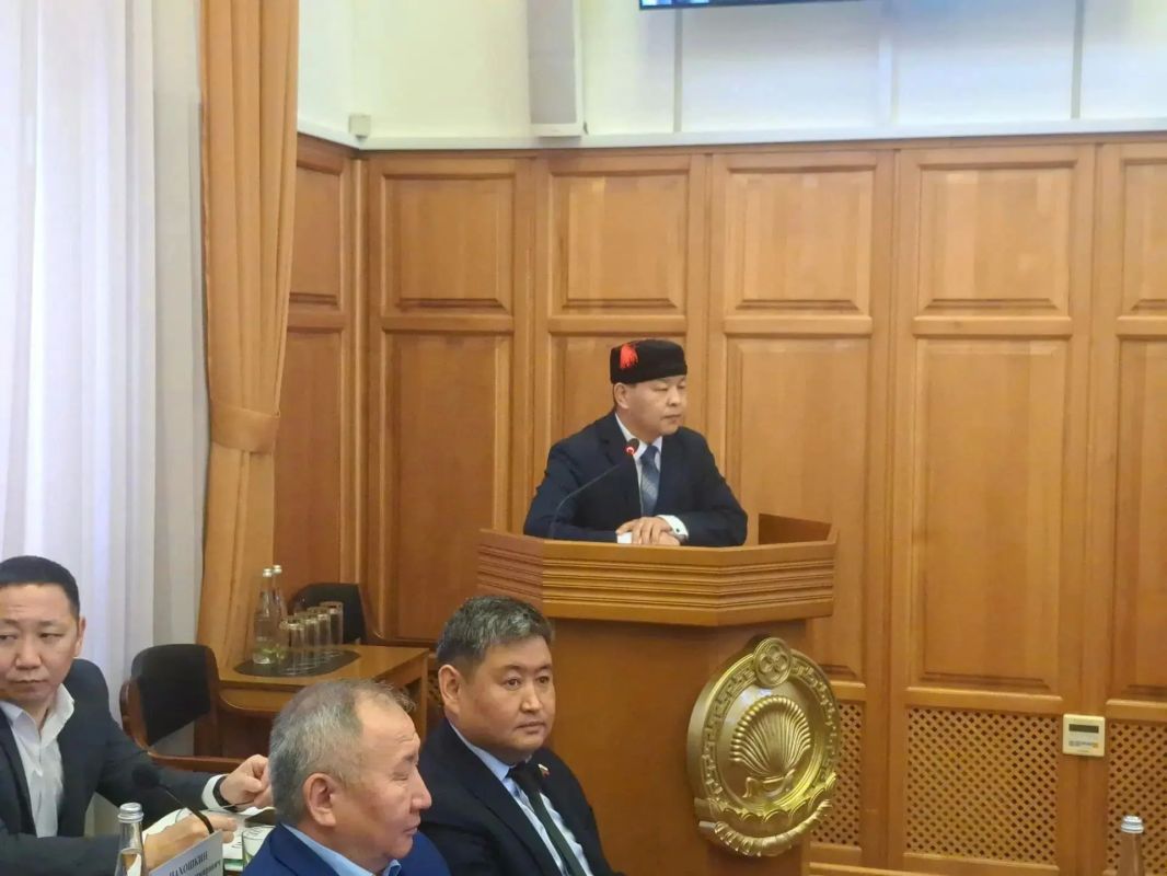 Сегодня на 33-й сессии Народного Хурала приняты законы в сфере социальной поддержки, земельных отношений и государственных языков Сегодня на 33-й сессии Народного Хурала приняты законы в сфере социальной поддержки, земельных отношений и государственных языков