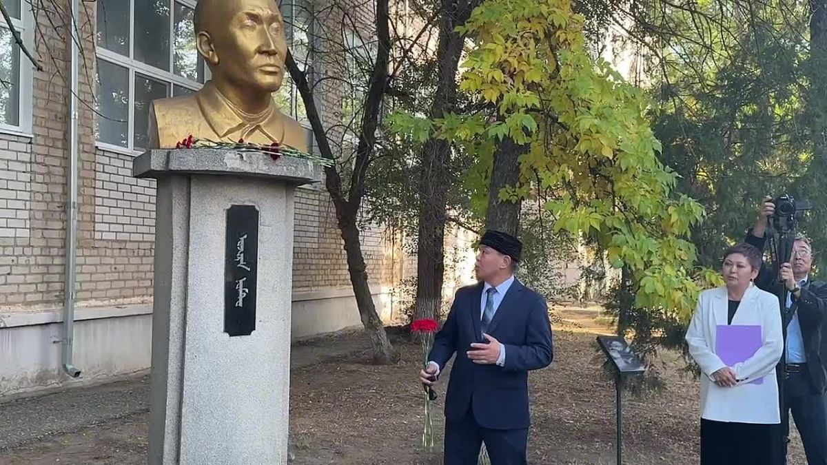 В Элисте почтили память Номто Очирова: 140 лет со дня рождения