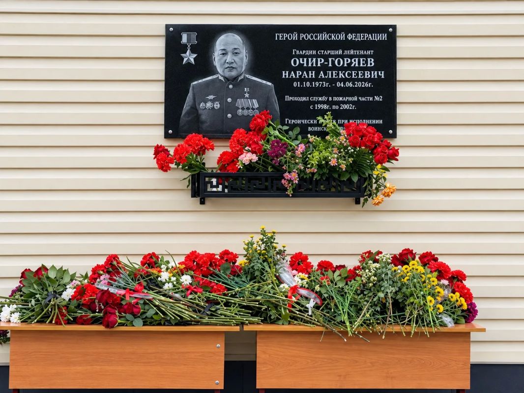Лагань — город героев. Сегодня в Лагани открыли мемориал Герою России Нарану Очир-Горяеву