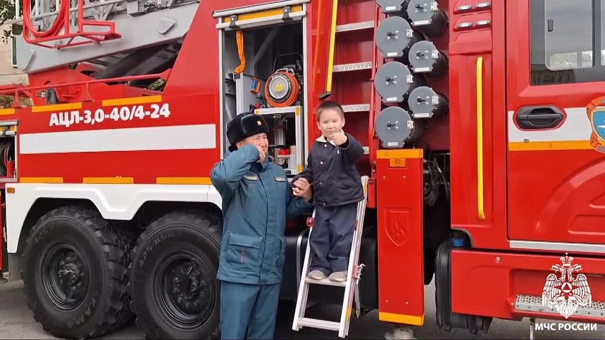 В Элисте представили пожарно-спасательную технику в честь 100-летия пожарной охраны Калмыкии