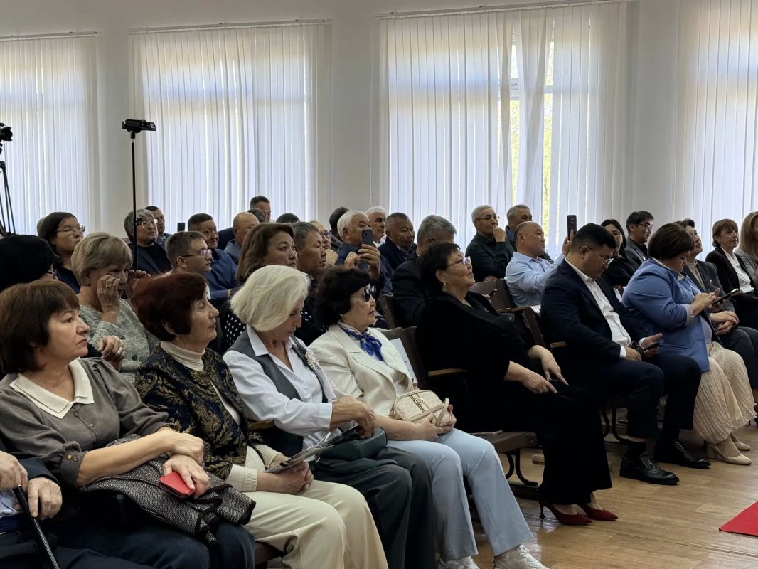 Прямо сейчас в Педколледже Элисты им. Х.Б. Канукова проходит торжественное мероприятие Прямо сейчас в Педколледже Элисты им. Х.Б. Канукова проходит торжественное мероприятие