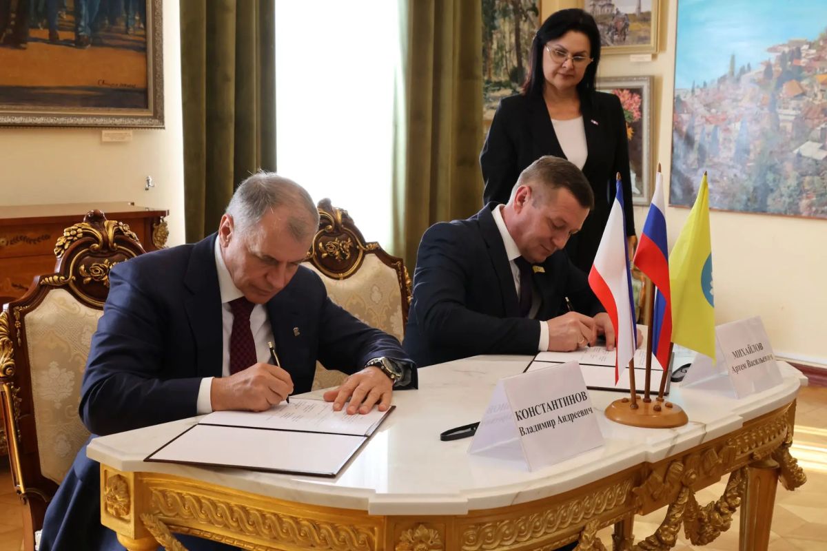 В ходе 45-й Конференции Южно-Российской Парламентской Ассоциации в городе Ялта состоялась церемония подписания соглашений о взаимодействии законодательных собраний В ходе 45-й Конференции Южно-Российской Парламентской Ассоциации в городе Ялта состоялась церемония подписания соглашений о взаимодействии законодательных собраний