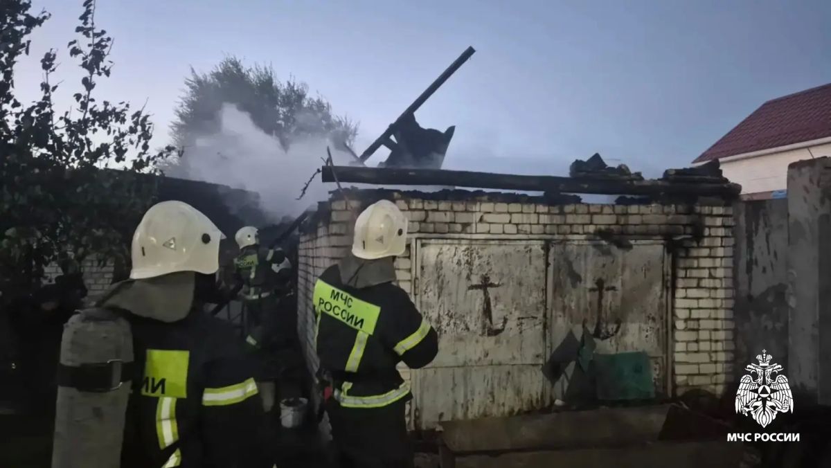 В Элисте сотрудники МЧС России потушили горящий гараж В Элисте сотрудники МЧС России потушили горящий гараж