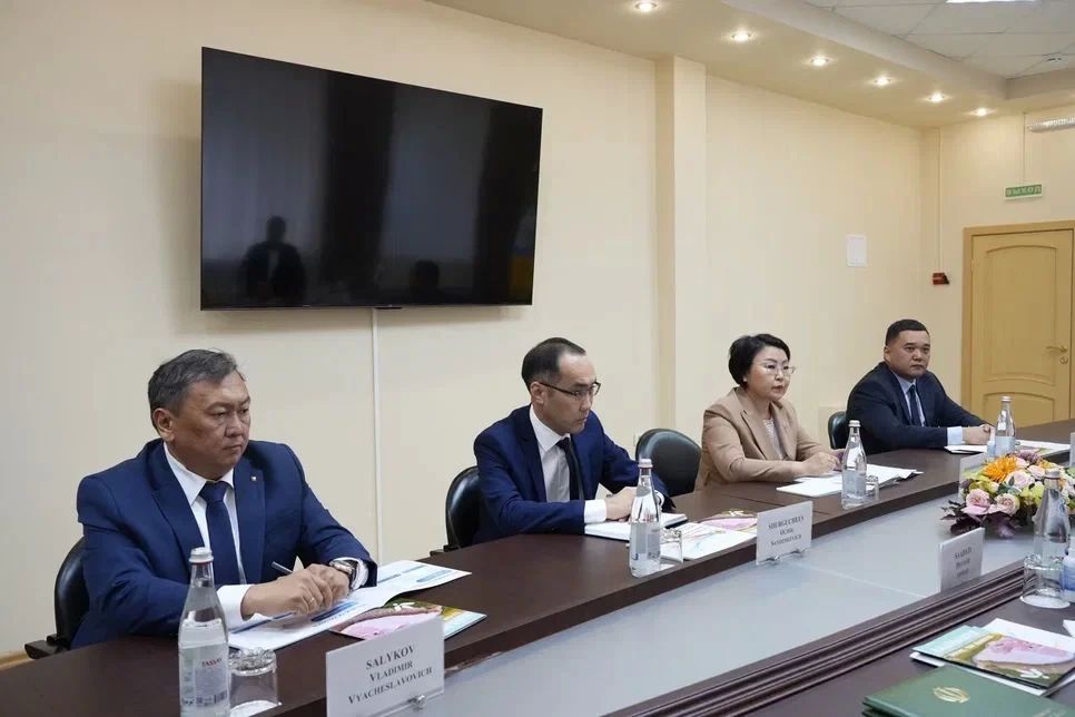 Состоялась встреча председателя Правительства Калмыкии Гиляны Босхомджиевой с Генеральным консулом Ирана в Астрахани Ахмадом Хейдарианом, где рассмотрели возможные направления сотрудничества и партнерства в инвестиционной... Состоялась встреча председателя Правительства Калмыкии Гиляны Босхомджиевой с Генеральным консулом Ирана в Астрахани Ахмадом Хейдарианом, где рассмотрели возможные направления сотрудничества и партнерства в инвестиционной...