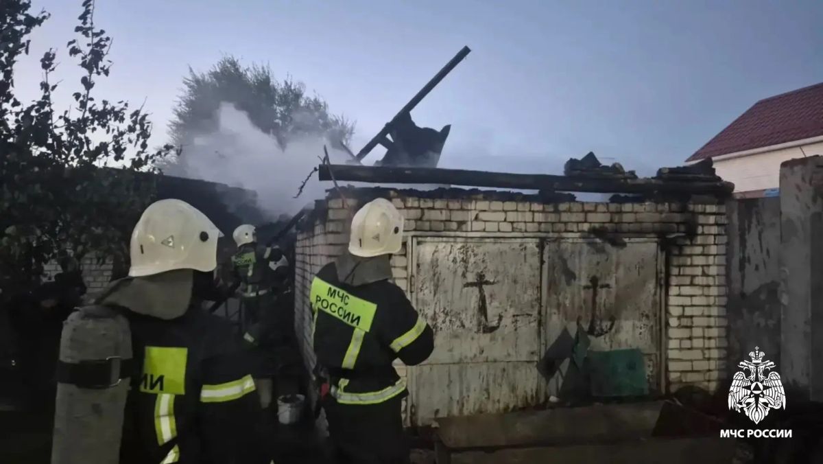 В Элисте потушили горящий гараж на улице Менделеева В Элисте потушили горящий гараж на улице Менделеева