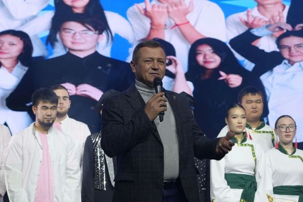 Председатель Народного Хурала (Парламента) Республики Калмыкия Артем Михайлов посетил «Ойрат-арену», где сегодня состоялось «Посвящение в студенты КалмГУ» Председатель Народного Хурала (Парламента) Республики Калмыкия Артем Михайлов посетил «Ойрат-арену», где сегодня состоялось «Посвящение в студенты КалмГУ»