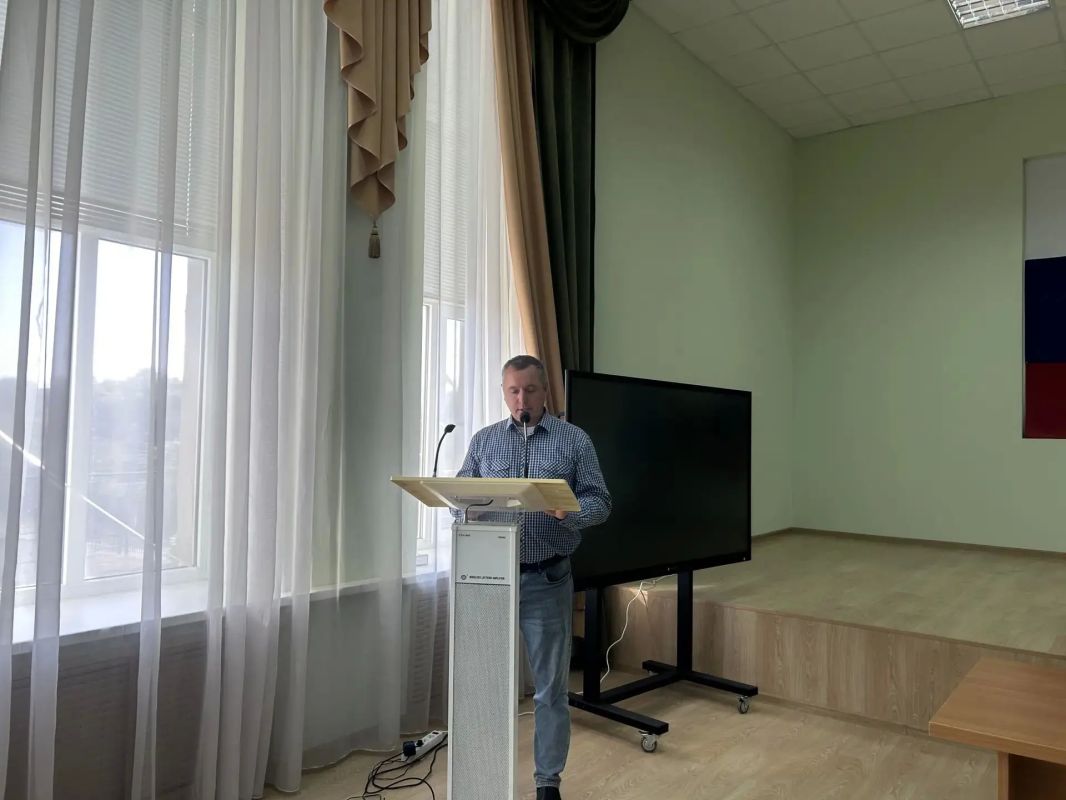 По поручению Председателя Народного Хурала Республики Калмыкия Артема Михайлова депутаты регионального парламента Яков Герман и Елена Лотник приняли участие в очередной, 14-й сессии Собрания депутатов Яшалтинского районного... По поручению Председателя Народного Хурала Республики Калмыкия Артема Михайлова депутаты регионального парламента Яков Герман и Елена Лотник приняли участие в очередной, 14-й сессии Собрания депутатов Яшалтинского районного...